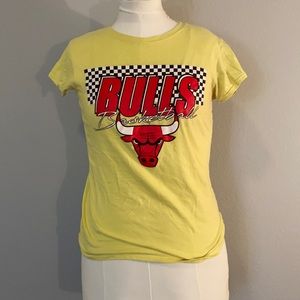 Chicago bulls yellow Graphic tee